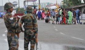 Indian army personnel stand guard in Jammu, Kashmir, 2019