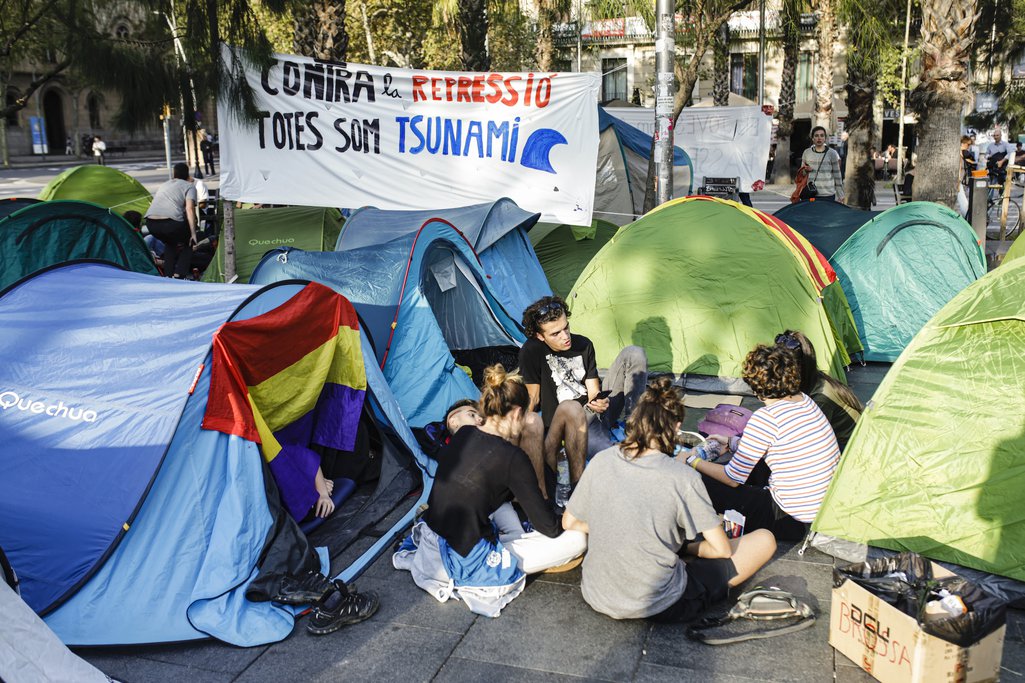 Students protesting against the jailing of nine Catalan separatist leaders and the police. Barcelona, October 30, 2019.