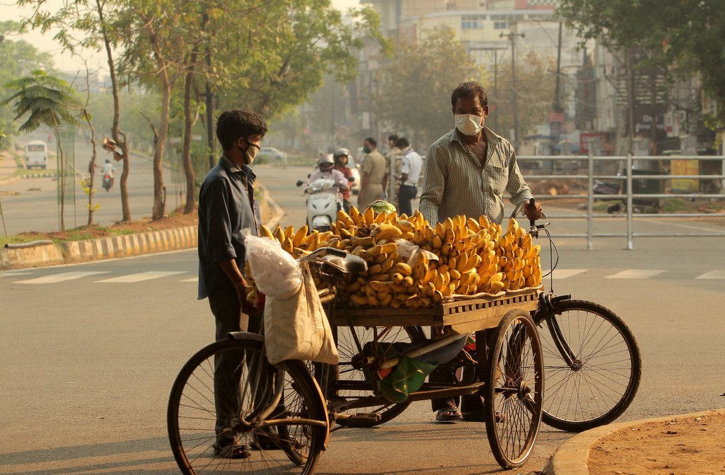 Odisha in lockdown: homeless people and fruit vendors in deserted streets, March 31, 2020.  STR/PA. All rights reserved.