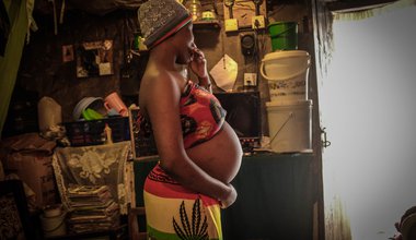A pregnant Kenyan teenager