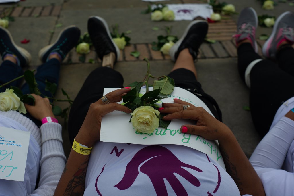 Mujeres excombatientes de las FARC en Colombia se manifiestan para recordar a sus maridos y seres queridos asesinados luego de que se firmara el Acuerdo de Paz entre el gobierno y la guerrilla en 2016, en Bogotá, Colombia