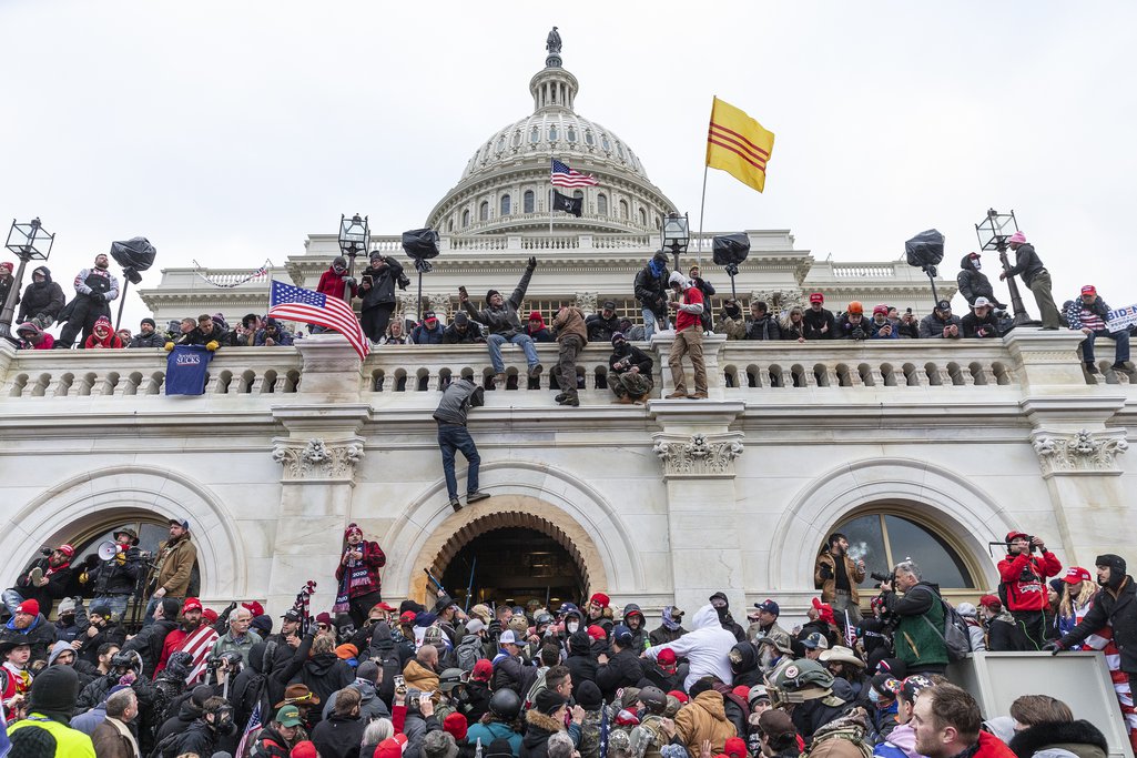 Trump supporters climb the Capitol, Washington DC