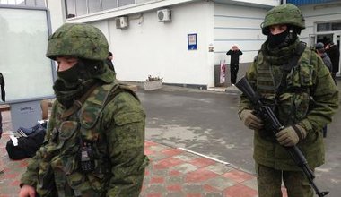 Солдаты в форме без опознавательных знаков вежливо наблюдают за порядком на аэропорту Симферопол 28 Февраля.