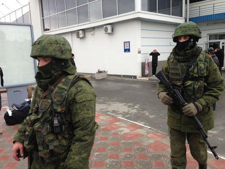 Солдаты в форме без опознавательных знаков вежливо наблюдают за порядком на аэропорту Симферопол 28 Февраля.