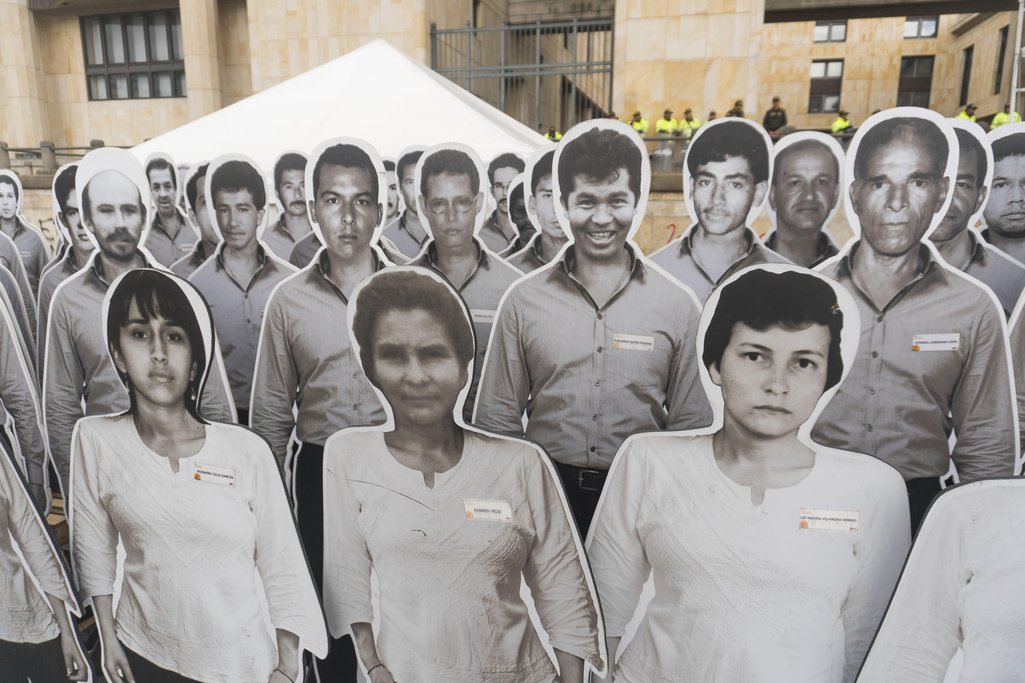 Una serie de figuras de cartón con los retratos de las 6.243 víctimas del genocidio de la UP son expuestas en la Plaza de Bolivar en Bogotá