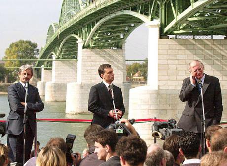 EU commissioner for enlargement plus PMs Orban and Dzurinda open bridge across Danube in 2001