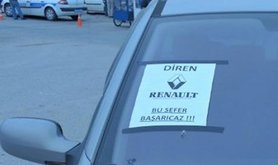 One of the many cars proudly carrying the Diren Reno/Renault banner.Oguz Alyanak. All rights reserved.