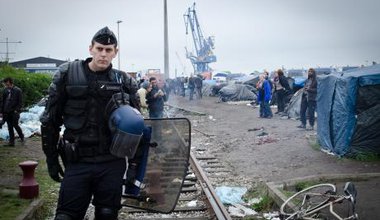 Police and migrants in Calais, France. Jey OH photographie/Flickr. Some rights reserved.