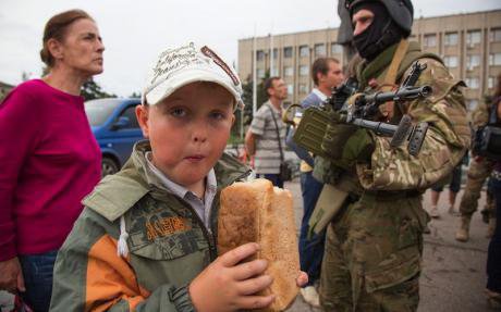 Emergency distribution of food to civilians in Slovyansk. 