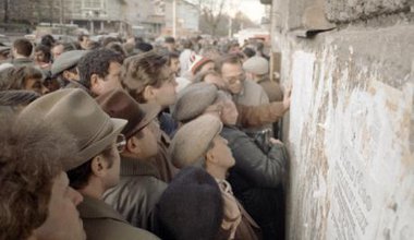 A crowd of Muscovites queue to read samizdat newspapers on a wall, January 1990.