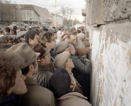A crowd of Muscovites queue to read samizdat newspapers on a wall, January 1990.