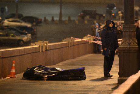 Boris Nemtsov&#39;s body outside the walls of the Kremlin covered with a black plastic sheet. 