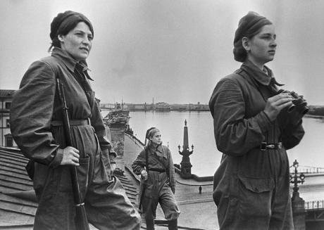 Female soldiers stand guard on the rooftops in Leningrad.