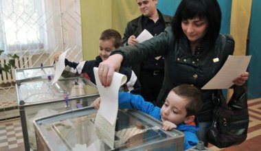 Ukrainians in the western city of Lviv cast their votes. 