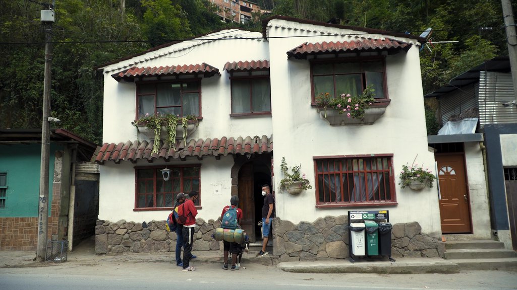 Un grupo de migrantes llegan a la Casa de Marta Duque ubicada a la entrada de Pamplona, una pequeña ciudad universitaria ubicada a 3 horas de la frontera entre Colombia y Venezuela