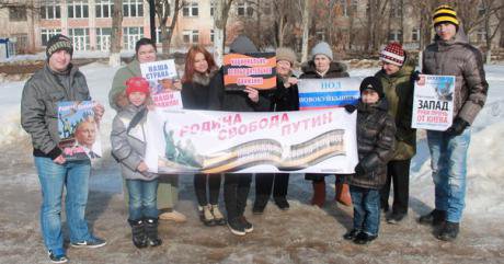 Members of the Samara branch of the NOD hold a banner with the words &#39;Motherland, Freedom, Putin&#39;