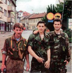 Российский военачальник Александр Мухарев (по центру) с двумя сербскими бойцами во вермя Боснийской войны.