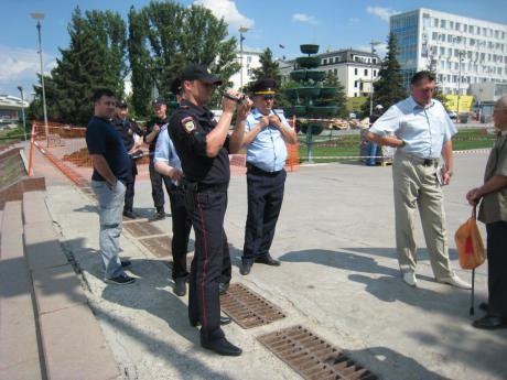 Police arrive at the scene of the picket in Samara in support of Olga Nazarova. 