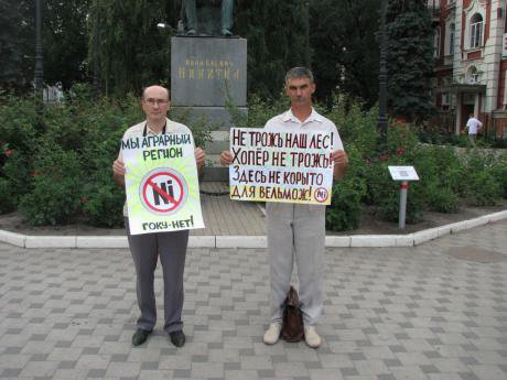 Residents of Khoper protest the construction of UGMK's Nickel mining operation.