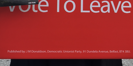 Plakat kampanii na rzecz wyjścia z UE w Edynburgu na dzień przed referendum w sprawie Brexitu: 91 Dundela Avenue w Belfaście to siedziba Demokratycznej Partii Unionistycznej