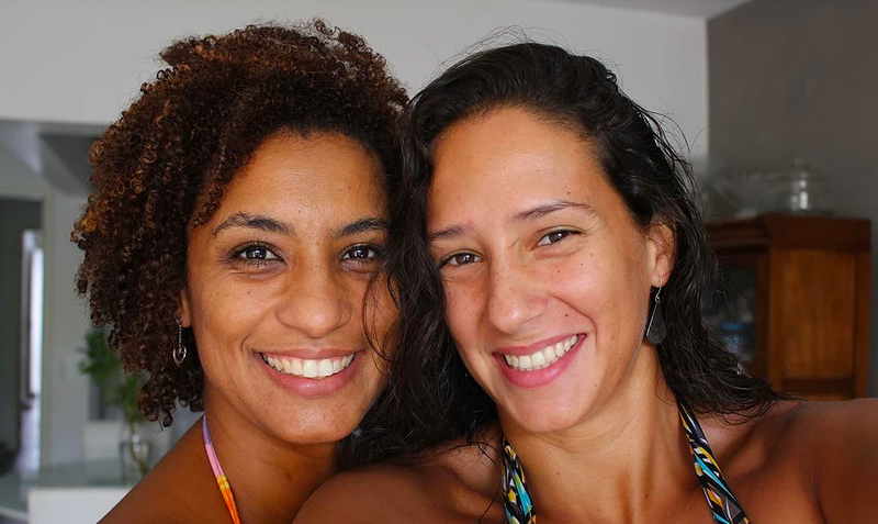 Marielle Franco e Monica Benício sorriem para a foto