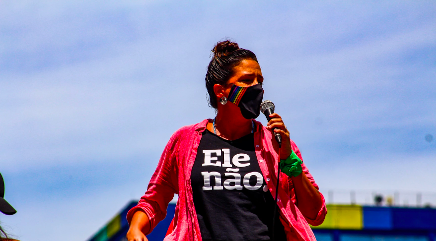 Monica con máscara y una camiseta de 'Ele Não'