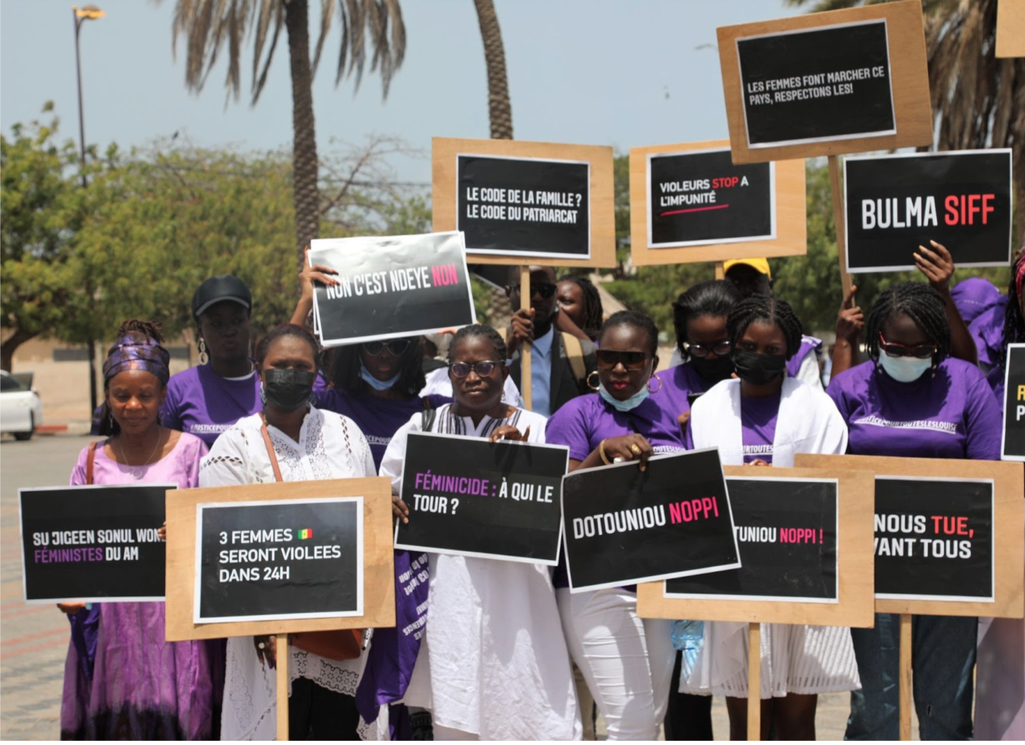 Des femmes manifestent place de la Nation à Dakar, Sénégal, le 3 juillet