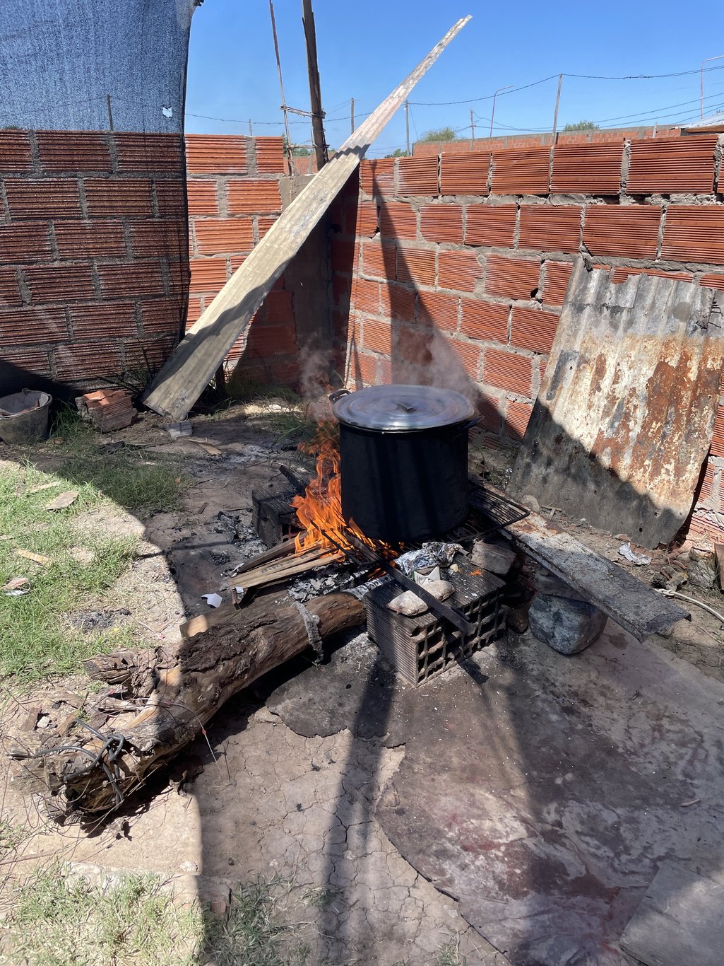 Wood-burning cooker in the Sector 3 common pot, in Villa Unión settlement