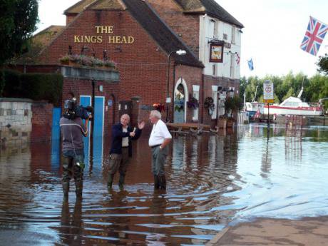 Severn_flood_2007_Interview_with_ITV_(central).jpg