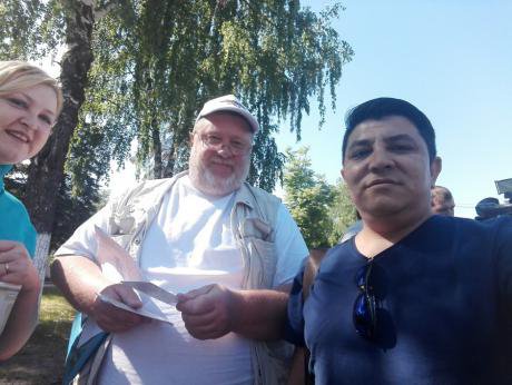 Mikhail Shlyapnikov with supporters in the town of Kolionovo.