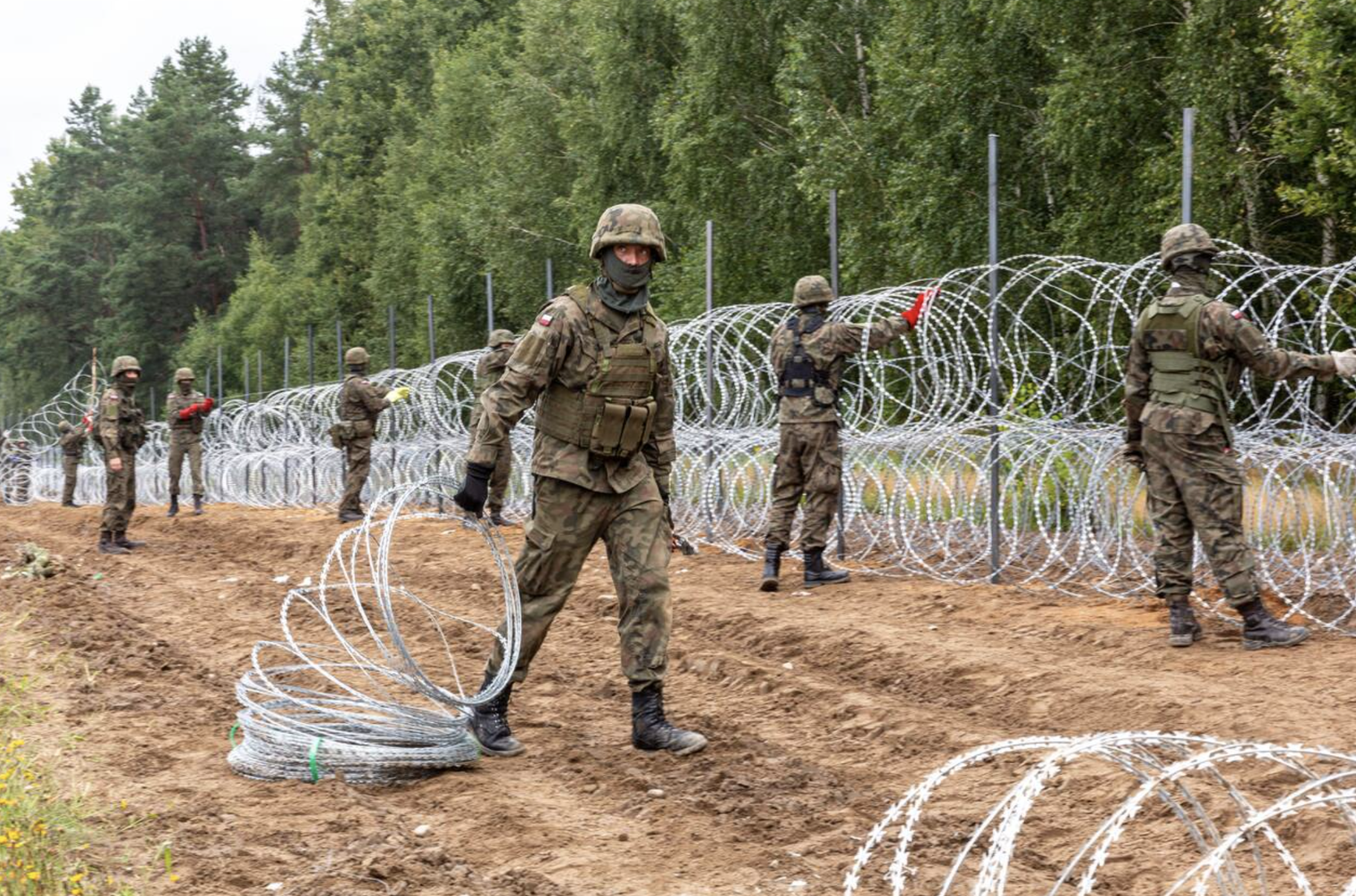 Граница со. Забор на границе. Забор на границе с Польшей. Граница между Россией и Украиной. Забор на границе Польши и Белоруссии.