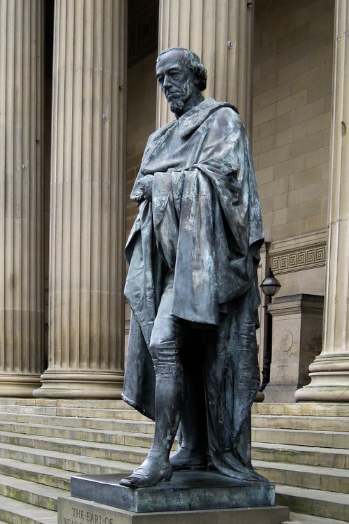 Statue_of_Benjamin_Disraeli,_1st_Earl_of_Beaconsfield_(4741418941).jpg