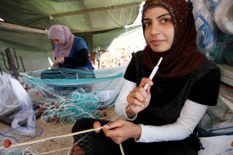 Syrian refugees producing fishing nets in Lebanon. DFID/Flickr. Some rights reserved.