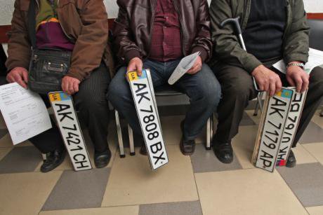 Crimeans wait to exchange Ukrainian licence plates for Russian ones. Not all changes are as comparatively smooth.