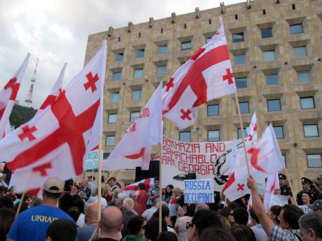 Protesters rally outside Tbilisi&#39;s chancellery building on 18 July. Samachablo is a Georgian term used to refer to South Ossetia