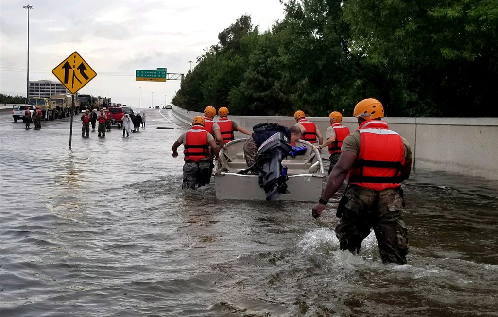 Soldados da Guarda Nacional do Exército do Texas passam pelas ruas inundadas de Houston enquanto as águas do furacão Harvey aumentavam em 28 de agosto de 2017