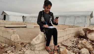 طفلة تتابع دروسها من مخيم قرب سرمدا عبر الإنترنت تصوير جابر عويد (خاصة)(3).jpg