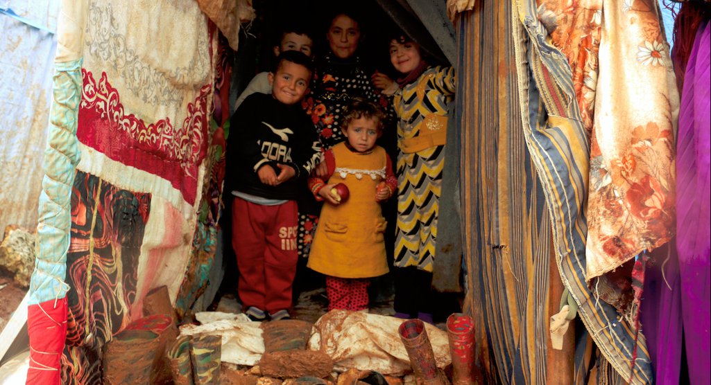 أطفال يتجمعون عند مدخل خيمتهم في مخيم الرحمة قرب بلدة أطمة تصوير جابر عويد (خاصة).jpg