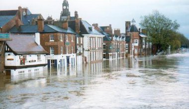 The_Ouse_in_flood._York_-_geograph.org_.uk_-_126451.jpg