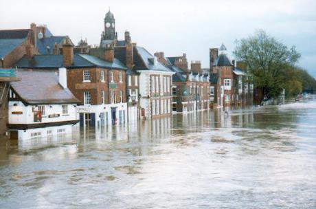 The_Ouse_in_flood._York_-_geograph.org_.uk_-_126451.jpg