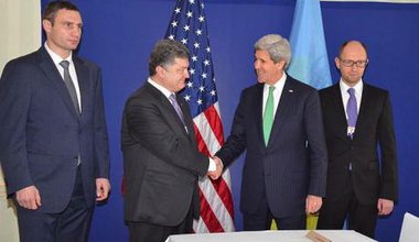 Poroshenko shakes US State Secretary John Kerry's hand. Klitschko stands to the left.