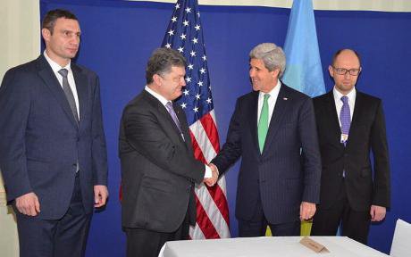 Poroshenko shakes US State Secretary John Kerry&#39;s hand. Klitschko stands to the left.