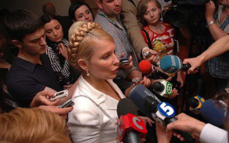 Yulia Tymoshenko speaking to the press in 2007