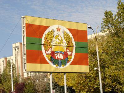 The Soviet-inspired state symbols of Transnistria, or the Pridnestrovian Moldavian Republic, in Tiraspol. cc Dl.goe