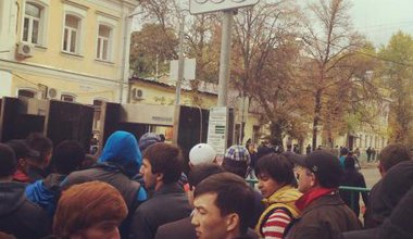Московские мусульмане стоят в очереди на вход на улицу недалеко от Исторической мечети. 