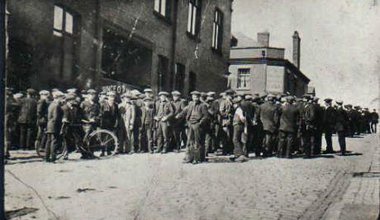 Tyldesley_miners_outside_the_Miners_Hall_during_the_1926_General_Strike.jpg