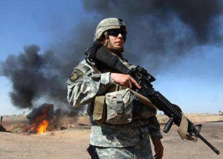 A member of the US armed forces by an Iraqi oilfield. Wikimedia commons.