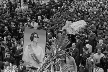 Umm_Kulthum_funeral.jpg