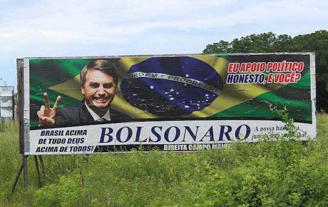 Una valla publicitaria proclama la candidatura de Bolsonaro. Imagen de Almanaque Lusofonista con licencia de Creative Commons Attribution 3.0 Brazil._0.jpg