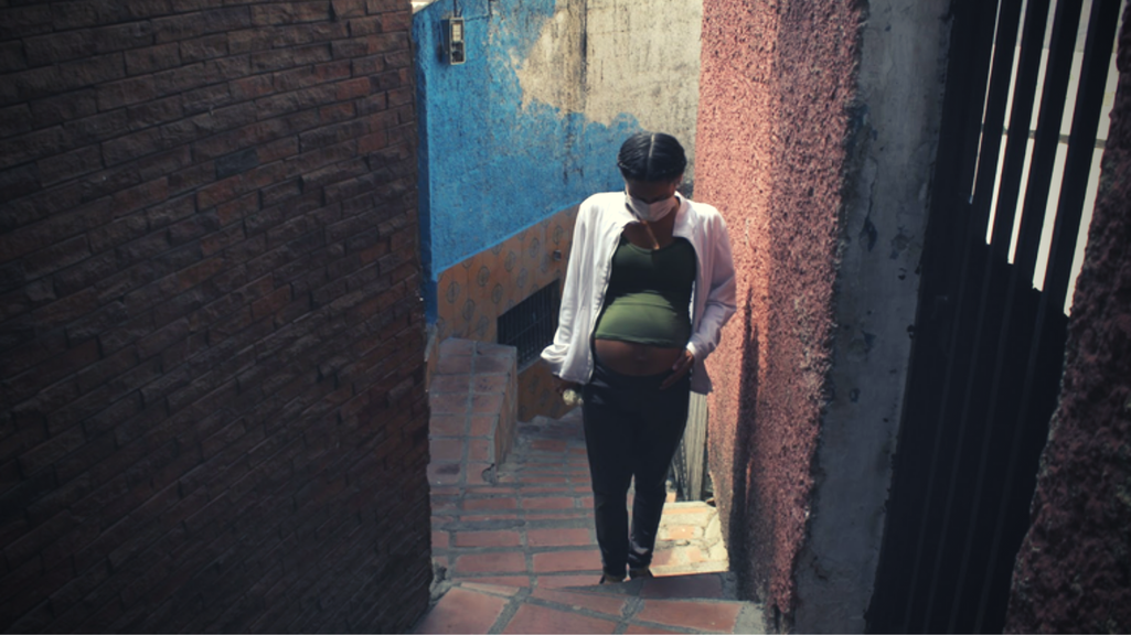 A pregnant woman walking in a Caracas neighbourhood during the COVID-19 lockdown. | Yadira Pérez
